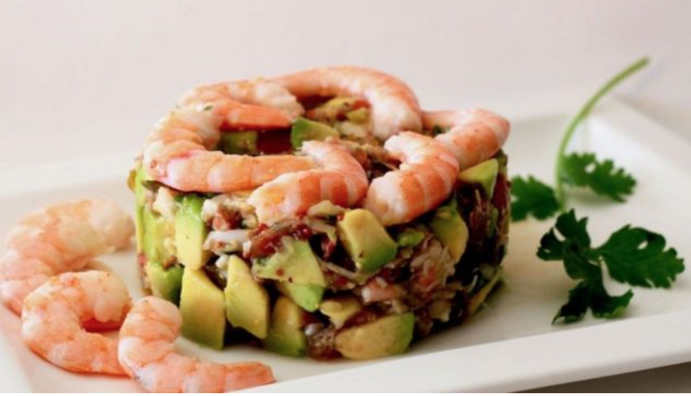 Timbal de marisco y verdura con patatas con perejil.